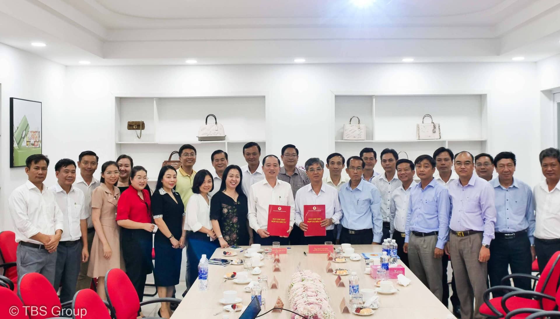 Đồng chí Châu Văn Hòa (bên phải), Tỉnh ủy viên, Phó Chủ tịch UBND tỉnh và Nguyễn Anh Tuấn, Phó Bí thư Đảng ủy, Phó Tổng Giám đốc TBS Group ký biên bản ghi nhớ.