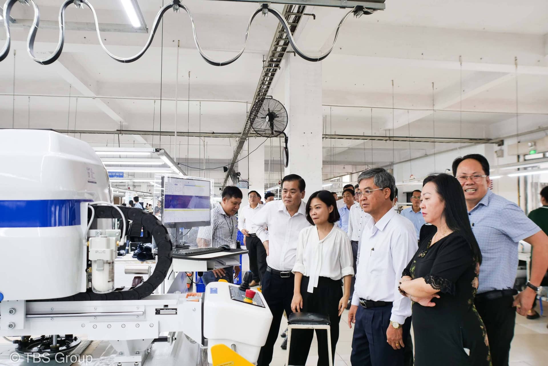Đoàn tìm hiểu về những mặt hàng giày mẫu của TBS Group.